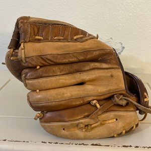1970s VINTAGE HUTCH ATHLETIC GOODS COMPANY BASEBALL GLOVE RIGHT-HAND
